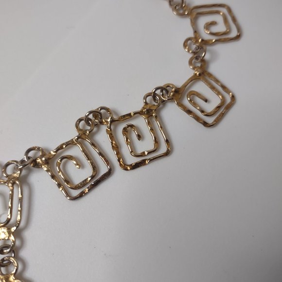 20 Inch Gold Tone Metal Spiral Design Necklace - Picture 5 of 8